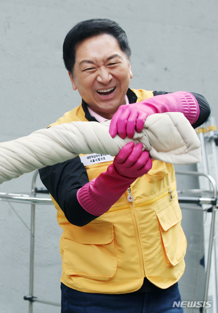 [서울=뉴시스] 김진아 기자 = 김기현 국민의힘 대표가 12일 오전 서울 성동구 아동 복지시설인 '이든 아이빌'을 찾아 봄맞이 빨래 봉사 활동을 하고 있다. 2023.05.12. bluesoda@newsis.com