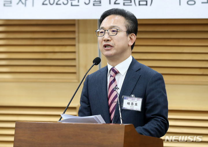[서울=뉴시스] 이영환 기자 = 배종호 한국정치평론가협회장이 12일 오전 서울 여의도 국회 의원회관에서 열린 한국정치평론가협회 출범 기념 세미나 '보수가 보수를, 진보가 진보를 평하다'에서 인사말을 하고 있다. 2023.05.12. 20hwan@newsis.com