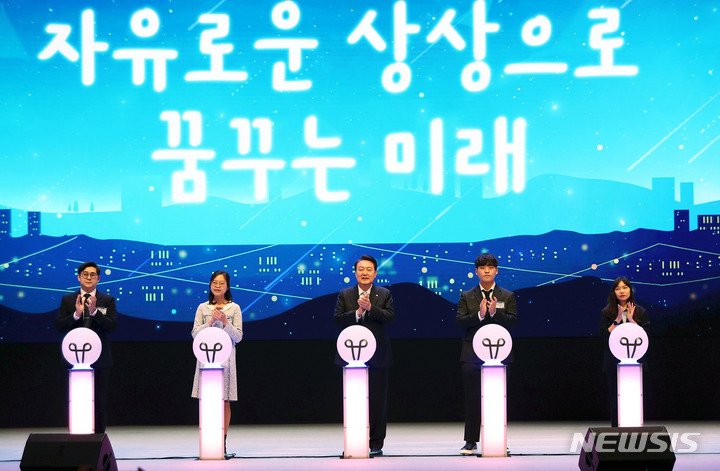 [서울=뉴시스] 홍효식 기자 = 윤석열 대통령이 12일 서울 강남구 코엑스에서 열린 제58회 발명의 날 기념식에서 발명인 응원 세리머니를 하고 있다. 2023.05.12. yesphoto@newsis.com