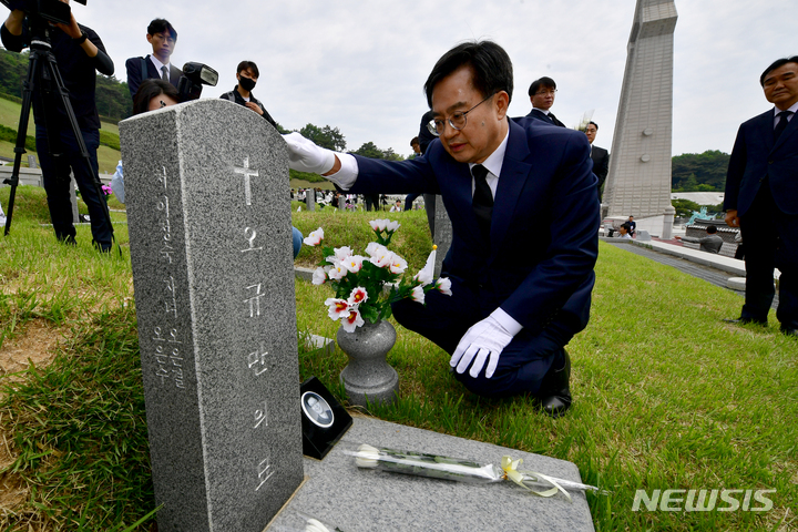 [광주=뉴시스] 이영주 기자 = 김동연 경기도지사가 12일 오전 광주 북구 운정동 국립5·18민주묘지에서 5·18 당시 부상을 입어 훗날 숨진 경기도민 고(故) 오규만 열사의 묘소를 찾아 참배하고 있다. 2023.05.12. leeyj2578@newsis.com