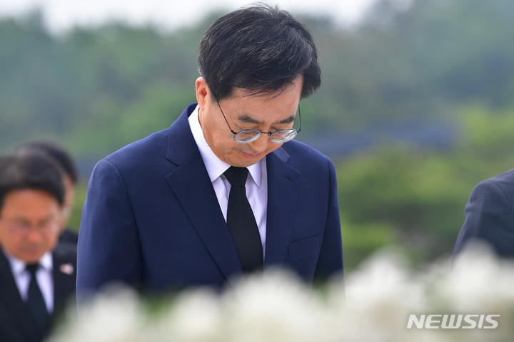 [광주=뉴시스] 이영주 기자 = 김동연 경기도지사가 12일 오전 광주 북구 운정동 국립5·18민주묘지에서 참배하고 있다. 2023.05.12. leeyj2578@newsis.com