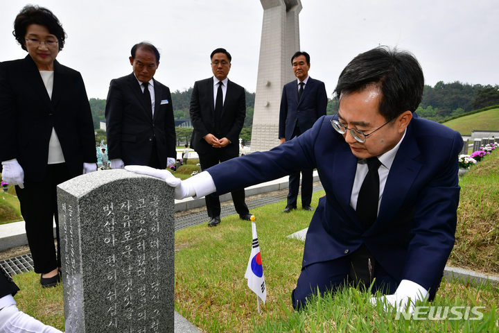 [광주=뉴시스] 이영주 기자 = 김동연 경기도지사가 12일 오전 광주 북구 운정동 국립5·18민주묘지에서 경기도민으로서 5·18 당시 참여했다가 다쳐 훗날 숨진 고(故) 최상필 열사의 묘소를 찾아 참배하고 있다. 2023.05.12. leeyj2578@newsis.com
