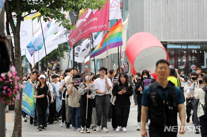 [서울=뉴시스] 김선웅 기자 = '서울퀴퍼 서울광장 사용 불허에 분노하는 대학생 일동'이 12일 서울 서대문구 연세로에서 행진을 하며 서울시의 퀴어문화축제 서울광장 사용 신청 불허 결정을 규탄하고 있다. 앞서 지난달 3일 퀴어문화축제조직위원회와 CTS문화재단은 동시에 서울광장 사용(6월 30일~7월1일)을 신청했다. 서울시 조례에 의거 신고 순위가 같을 경우 신고자 간의 조정이 진행되고 이뤄지지 않으면 서울시 열린광장운영시민위원회가 결정한다. 시민위는 지난 3일 회의에서 CTS문화재단의 '청소년·청년을 위한 회복콘서트'가 어린이·청소년 관련 행사로 우선순위에 앞선다며 CTS문화재단 행사 개최를 승인했다. 이에 퀴어문화축제 조직위는 입장문을 통해 "조례에 따른 적법 절차가 전혀 진행되지 않았고 여러 의심스러운 정황을 통해 서울시의 개입과 혐오세력의 압력 등이 사실이 됐다"고 주장했다. 2023.05.12. mangusta@newsis.com