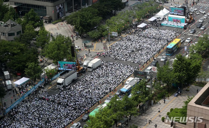 [서울=뉴시스] 김선웅 기자 = 전국의 간호사 및 간호대학생들이 국제 간호사의 날인 12일 서울 종로구 세종대로에서 열린 국제 간호사의 날 기념집회에 참석해 국회 본회의를 통과한 간호법의 대통령 공포(公布)를 촉구하고 있다. 2023.05.12. mangusta@newsis.com