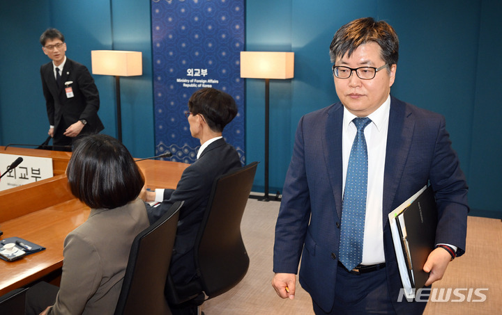 [서울=뉴시스] 배훈식 기자 = 윤현수(오른쪽) 외교부 기후환경과학외교국장과 카이후 아츠시(왼쪽) 일본 군축불확산과학부장이 12일 오후 서울 종로구 외교부 청사에서 열린 후쿠시마 원자력발전소 오염수 현장 시찰단 파견 관련 첫 국장급 협의에 참석하고 있다. (공동취재사진) 2023.05.12. photo@newsis.com