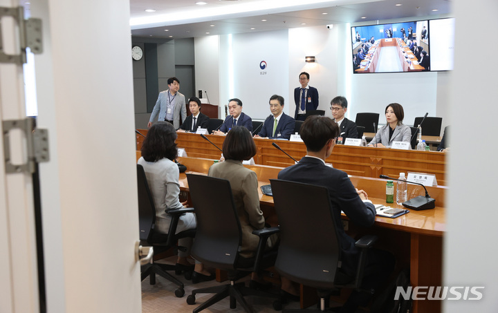 [서울=뉴시스] 배훈식 기자 = 윤현수 외교부 기후환경과학외교국장과 카이후 아츠시 일본 군축불확산과학부장 등 후쿠시마 원자력발전소 오염수 현장 시찰단 파견 관련 양국 실무진들이 12일 오후 서울 종로구 외교부 청사에서 첫 협의를 진행하고 있다. (공동취재사진) 2023.05.12. photo@newsis.com