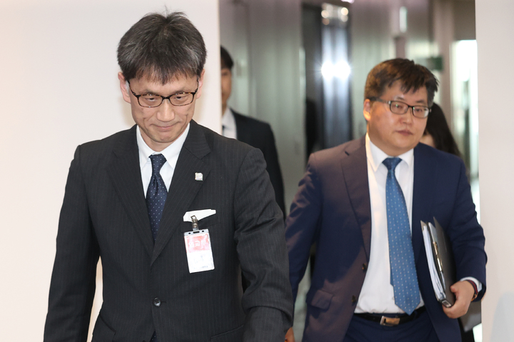 [서울=뉴시스] 배훈식 기자 = 윤현수(오른쪽) 외교부 기후환경과학외교국장과 카이후 아츠시 일본 외무성 군축불확산과학부장이 12일 오후 서울 종로구 외교부 청사에서 열린 한일 국장급 협의에 참석하고 있다. (공동취재사진) 2023.05.12. photo@newsis.com