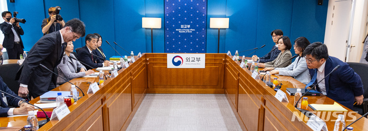 [서울=뉴시스] 배훈식 기자 = 윤현수(오른쪽) 외교부 기후환경과학외교국장과 카이후 아츠시 일본 군축불확산과학부장 등 후쿠시마 원자력발전소 오염수 현장 시찰단 파견 관련 양국 실무진들이 12일 오후 서울 종로구 외교부 청사에서 첫 협의를 진행하고 있다. (공동취재사진) 2023.05.12. photo@newsis.com