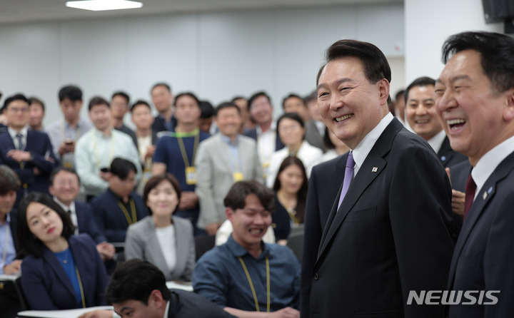 [서울=뉴시스] 윤석열 대통령이 10일 서울 용산 대통령실 청사 오픈라운지에서 출입 기자들과 만나 대화하고 있다. (사진=대통령실 제공) 2023.05.10. photo@newsis.com *재판매 및 DB 금지