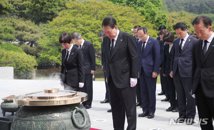 [서울=뉴시스] 홍효식 기자 = 윤석열 대통령이 정부 출범 1주년인 10일 오전 서울 동작구 국립서울현충원을 찾아 현충탑에 묵념하고 있다. 2023.05.10. yesphoto@newsis.com