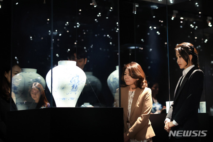 [서울=뉴시스] 윤석열 대통령 부인 김건희 여사와 기시다 후미오 일본 총리 부인 유코 여사가 8일 서울 용산구 리움미술관에서 진행중인 '조선의 백자, 군자지향' 특별전을 감상하고 있다. (사진=대통령실 제공) 2023.05.08. photo@newsis.com *재판매 및 DB 금지