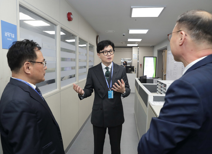 [서울=뉴시스] 정병혁 기자 = 한동훈 법무부 장관이 지난 5월12일 인천국제공항 출국(송환)대기실 운영과 관련해 인천공항출입국·외국인청장, 출입국·외국인정책본부장과 대화를 나누고 있다.(사진=법무부 제공) 2023.07.31. photo@newsis.com *재판매 및 DB 금지