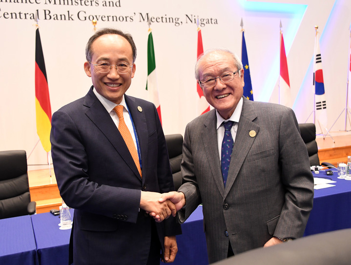 [서울=뉴시스] 정병혁 기자 = 추경호 부총리 겸 기획재정부 장관이 12일 일본 니가타 컨벤션센터에서 열린 G7 재무장관회의에서 스즈키 슌이치 일본 재무장관과 인사를 나누고 있다.(사진=기획재정부 제공) 2023.05.12. photo@newsis.com *재판매 및 DB 금지