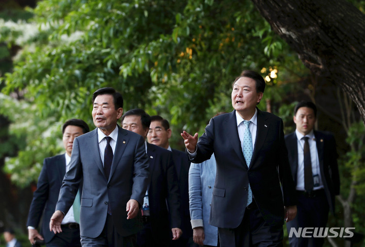 [서울=뉴시스] 홍효식 기자 = 윤석열 대통령과 김진표 국회의장이 12일 청와대 상춘재에서 열린 국회의장단 초청 만찬에 앞서 차담회를 위해 녹지원으로 이동하며 대화하고 있다. 2023.05.12. yesphoto@newsis.com