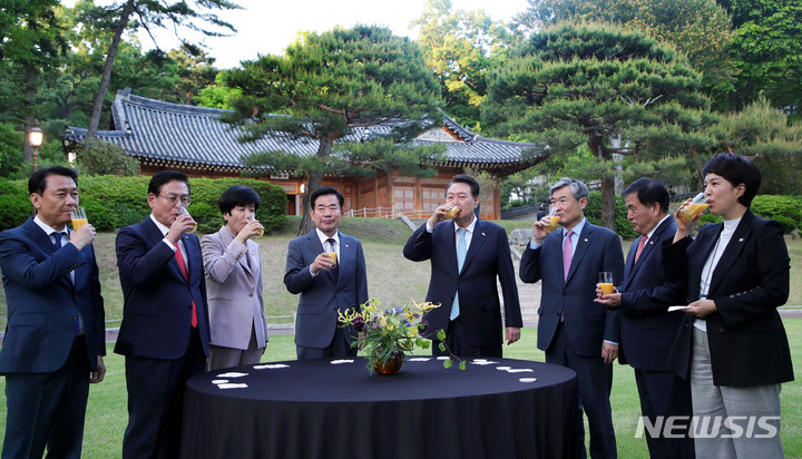 [서울=뉴시스] 홍효식 기자 = 윤석열 대통령이 12일 청와대 상춘재에서 열린 국회의장단 초청 만찬에 앞서 녹지원에서 차담회를 하고 있다. 왼쪽부터 이광재 국회 사무총장, 정우택, 김영주 국회부의장, 김진표 국회의장, 윤 대통령, 조태용 국가안보실장, 이진복 정무수석, 김은혜 홍보수석. 2023.05.12. yesphoto@newsis.com