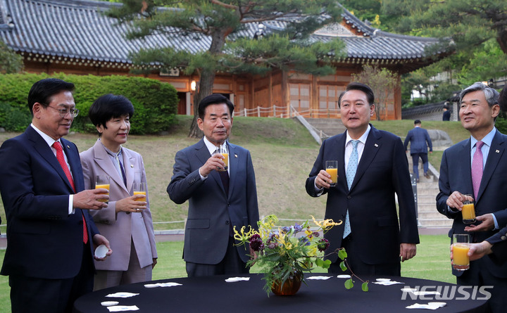 [서울=뉴시스] 홍효식 기자 = 윤석열 대통령이 12일 청와대 상춘재에서 열린 국회의장단 초청 만찬에 앞서 녹지원에서 차담회를 하고 있다. 왼쪽부터 정우택, 김영주 국회부의장, 김진표 국회의장, 윤 대통령, 조태용 국가안보실장. 2023.05.12. yesphoto@newsis.com