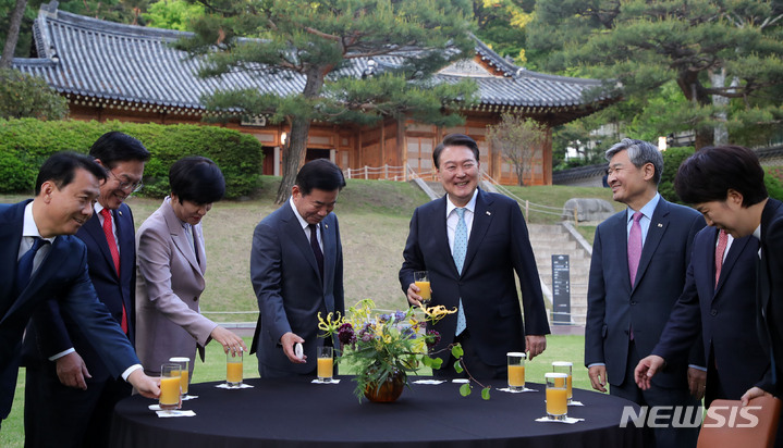 [서울=뉴시스] 홍효식 기자 = 윤석열 대통령이 12일 청와대 상춘재에서 열린 국회의장단 초청 만찬에 앞서 녹지원에서 차담회를 하고 있다. 왼쪽부터 이광재 국회 사무총장, 정우택, 김영주 국회부의장, 김진표 국회의장, 윤 대통령, 조태용 국가안보실장, 김은혜 홍보수석. 2023.05.12. yesphoto@newsis.com