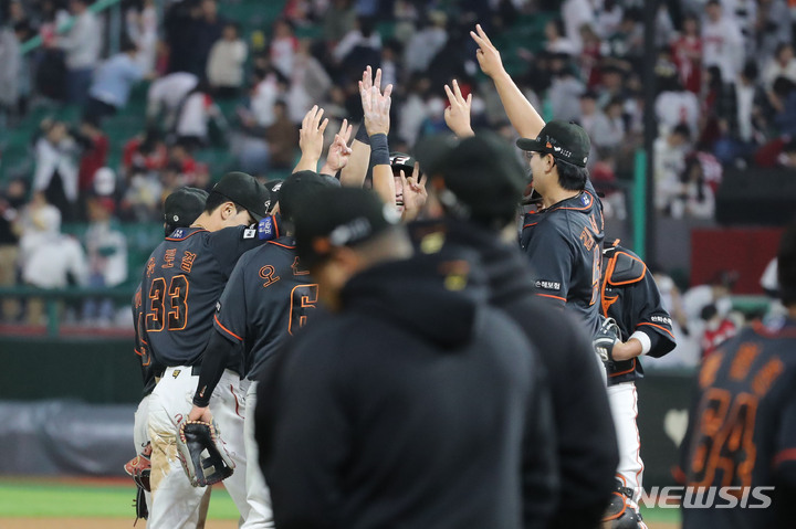 [인천=뉴시스] 권창회 기자 = 12일 인천 SSG랜더스필드에서 열린 2023 프로야구 한화이글스와 SSG랜더스의 경기,5대 2로 승리한 한화 선수들이 기뻐하고 있다. 2023.05.12. kch0523@newsis.com