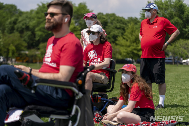 [워싱턴=AP/뉴시스] 코로나19 후유증으로 아직도 고통을 겪고 있는 환자들이 2023년 5월 12일 워싱턴의 내셔널 몰 앞에서 군용 침상 매트리스 300개를 전시하며 항의 시위를 하고 있다. 