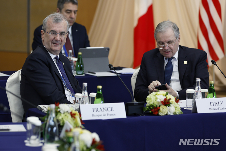 [니이가타( 일본)=AP/뉴시스] 2023년 5월 13일 일본 니이가타에서 열린 G7재무장관 회의에서 이탈리아의 이그나치오 비스코 중앙은행 총재(오른쪽)와 프랑스의 프랑수와 빌레로이 드 갈로 중앙은행 총재가 토론을 준비하고 있다. 