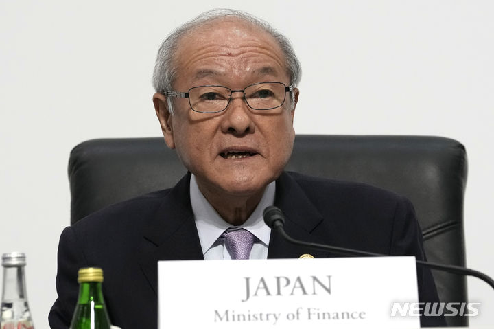 [니가타=AP/뉴시스]급격한 엔화 약세가 계속되자 일본 당국자들이 연일 구두성 개입에 나서고 있다. 사진은 지난해 5월 13일 스즈키 슌이치 일본 재무상이 주요 니가타에서 열린 주요 7개국(G7) 재무장관·중앙은행 총재 회의 기자회견에서 발언하고 있는 모습. 2024.04.12.