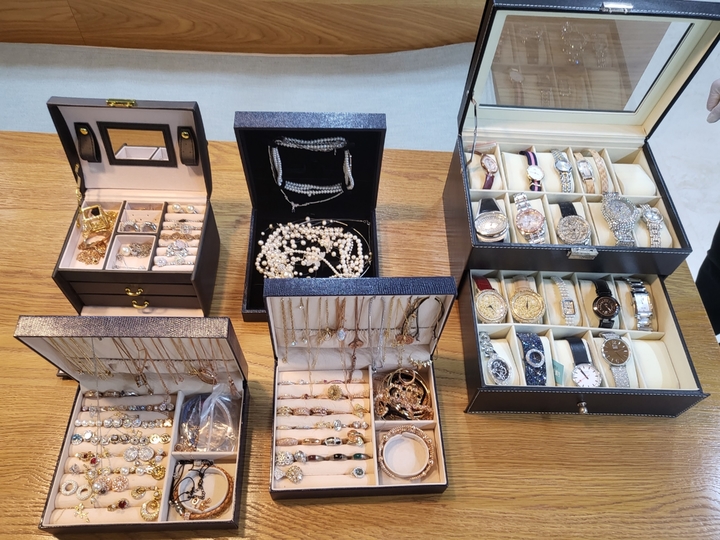 [청주=뉴시스] 충북 청주시가 압류한 고액 체납자 소유 귀금속. (사진=청주시 제공) photo@newsis.com *재판매 및 DB 금지