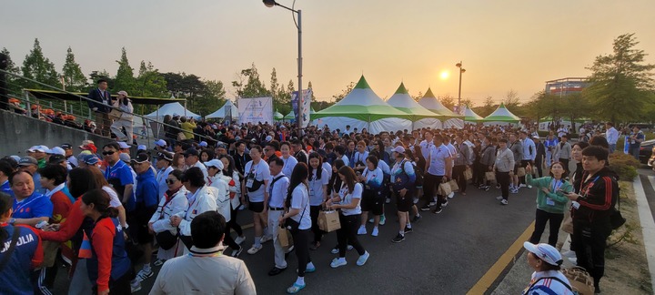 [전주=뉴시스]김얼 기자 = 전세계 생활 체육인의 대축제 '2023 전북 아시아태평양 마스터스대회' 개회식이 13일 전주월드컵경기장에서 진행되는 가운데 선수단이 입장 준비를 하고 있다. 2023.05.13. *재판매 및 DB 금지