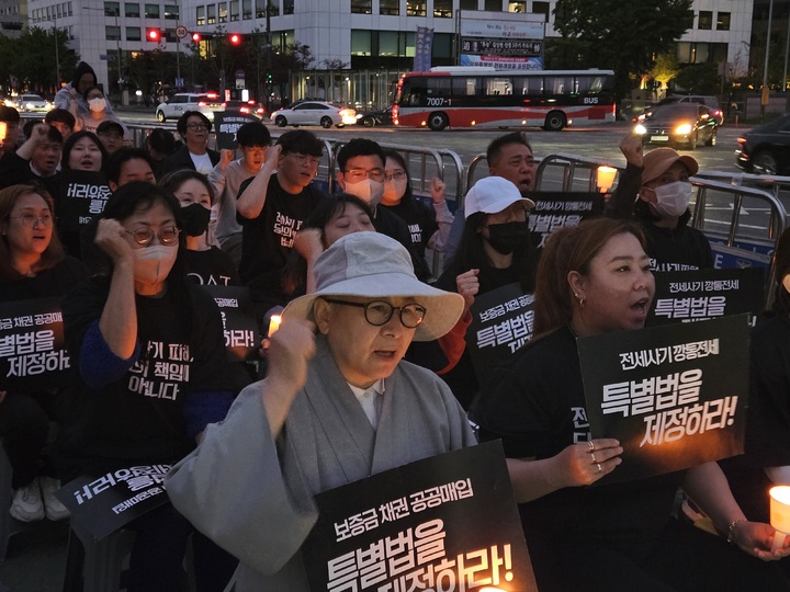 [서울=뉴시스] 정진형 기자 = '빌라왕' 전세사기 피해자가 서울 양천구에서 숨진 채 발견된 가운데 13일 오후 영등포구 여의도 국회 앞 농성장에서 전세사기·깡통전세 피해자 전국대책위원회가 4명째 숨진 피해자에 대한 추모제를 열었다. 2023.05.13 *재판매 및 DB 금지