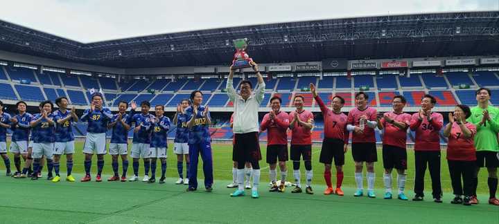 [서울=뉴시스]한국 국회의원들이 13일 일본 요코하마 닛산스타디움에서 열린 제13차 한일의원 친선 축구대회에서 4 대 1로 승리했다. 사진은 국회의원축구연맹 회장인 정진석 의원이 우승 트로피를 들고 있다.  2023.05.13 (사진 = 정진석 의원 페이스북) photo@newsis.com