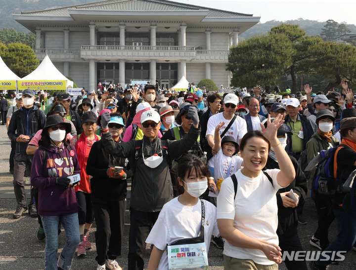 [서울=뉴시스] 조수정 기자 = 서울국제걷기대회가 열린 13일 오전 참가자들이 서울 종로구 청와대 영빈관에서 출발하고 있다. 2023.05.13. chocrystal@newsis.com