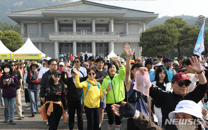 [서울=뉴시스] 조수정 기자 = 서울국제걷기대회가 열린 13일 오전 참가자들이 서울 종로구 청와대 영빈관에서 출발하고 있다. 2023.05.13. chocrystal@newsis.com