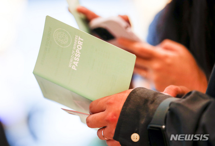 [서울=뉴시스] 정병혁 기자 = 13일 오전 서울 서초구 신세계 센트럴시티에서 열린 홍콩국제공항’월드 오브 위너스(World of Winners)’캠페인 소비자 이벤트 행사에서 시민들이 이벤트에 참가하고 있다. 홍콩공항관리국이 후원하는 '월드 오브 위너스(World of Winners)'는 해외 여행객을 대상으로 홍콩 항공권 50만 장을 무료로 증정하는 프로모션으로 한국 여행객들에게는 2만4000여 장이 배정됐다. 행사는 오는 16일부터 시작된다. 2023.05.13. jhope@newsis.com