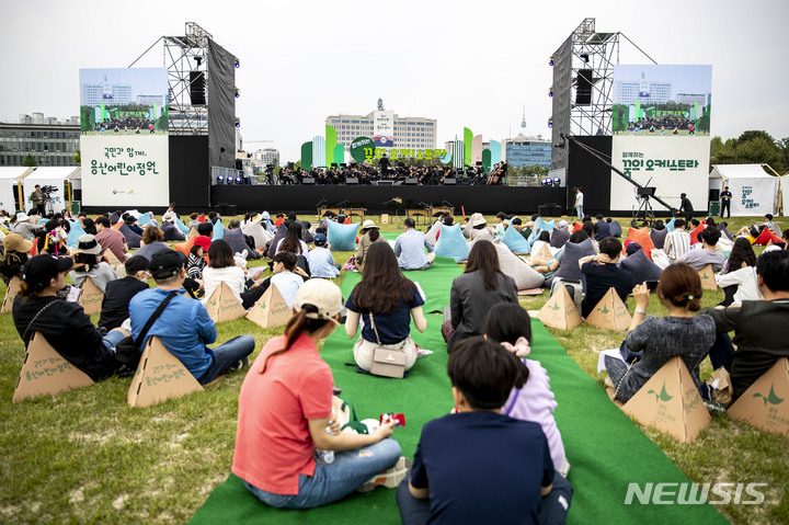 [서울=뉴시스] 정병혁 기자 = 13일 서울 용산구 용산어린이정원을 찾은 시민들이 '꿈의 오케스트라 오산'의 공연을 보며 즐거운 시간을 보내고 있다. 2023.05.13. jhope@newsis.com