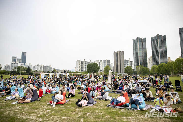 [서울=뉴시스] 정병혁 기자 = 13일 서울 용산구 용산어린이정원을 찾은 시민들이 '꿈의 오케스트라 오산'의 공연을 보며 즐거운 시간을 보내고 있다.  2023.05.13. jhope@newsis.com