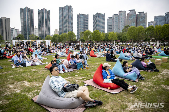 [서울=뉴시스] 정병혁 기자 = 13일 서울 용산구 용산어린이정원을 찾은 시민들이 '꿈의 오케스트라 오산'의 공연을 보며 즐거운 시간을 보내고 있다. 2023.05.13. jhope@newsis.com