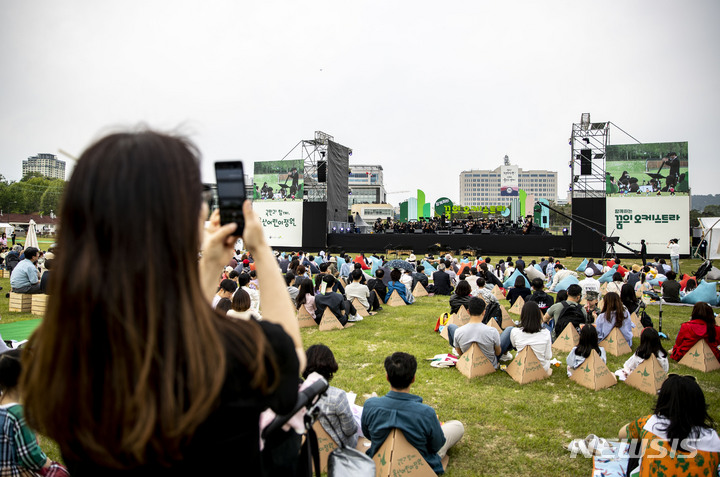 [서울=뉴시스] 정병혁 기자 = 13일 서울 용산구 용산어린이정원을 찾은 시민들이 '꿈의 오케스트라 오산'의 공연을 보며 즐거운 시간을 보내고 있다. 2023.05.13. jhope@newsis.com