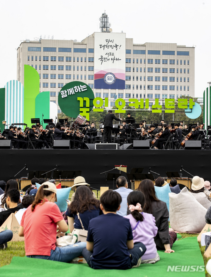 [서울=뉴시스] 정병혁 기자 = 13일 서울 용산구 용산어린이정원을 찾은 시민들이 '꿈의 오케스트라 오산'의 공연을 보며 즐거운 시간을 보내고 있다. 2023.05.13. jhope@newsis.com