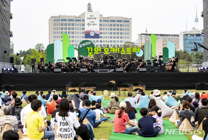 [서울=뉴시스] 정병혁 기자 = 13일 서울 용산구 용산어린이정원을 찾은 시민들이 '꿈의 오케스트라 오산'의 공연을 보며 즐거운 시간을 보내고 있다. 2023.05.13. jhope@newsis.com