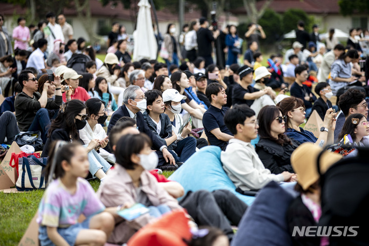 [서울=뉴시스] 정병혁 기자 = 13일 서울 용산구 용산어린이정원을 찾은 시민들이 '꿈의 오케스트라 오산'의 공연을 보며 즐거운 시간을 보내고 있다. 2023.05.13. jhope@newsis.com
