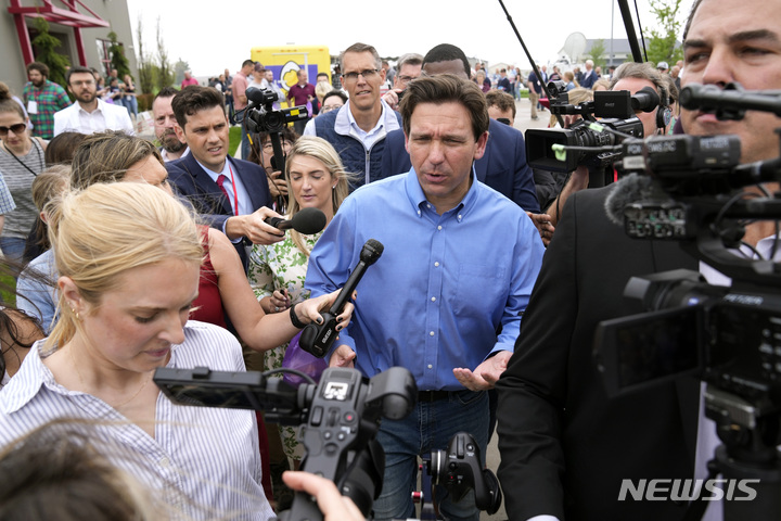 [슈센터 (미 아이오와주)= AP/뉴시스]미 공화당 대선 예비 후보인 론 대샌티스 플로리다주지사가 주말인 지난 5월13&nbsp; 랜디 핀스트라 아이오와주 하원의원이 마련한 기금모금 집회에서 언론들과 인터뷰하고 있다. 2023.05.23.