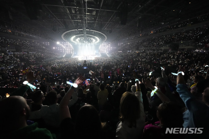 [리버풀=AP/뉴시스] 이스라엘이 유럽 최대 음악 축제 유로비전에 참가하기 위해 하마스 공격을 연상시키는 출품곡 '10월의 비'(October Rain)의 가사 변경을 결정했다고 3일(현지시간 BBC 등이 보도했다. 사진은 지난해 영국에서 열린 2023 유로비전 결승. 2024.03.04.
