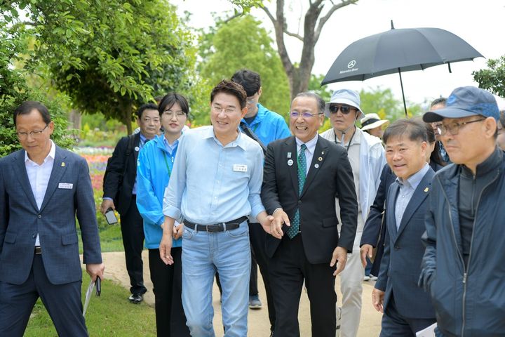 순천만국제정원박람회장 둘러보는 노관규 순천시장과 시이노키 신이치 이즈미시장. 조직위 제공 *재판매 및 DB 금지