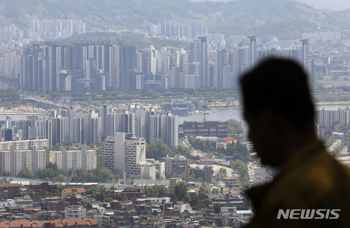 [서울=뉴시스] 고승민 기자 = 부동산R114가 국토교통부 실거래가 자료를 통해 올해 1,2월과 3,4월 거래가격을 비교한 결과 서울지역 아파트 전세 41.4%가 거래 금액이 오른 것으로 알려진 14일 서울 남산에서 관광객 및 시민들이 서울시내 아파트를 바라보고 있다. 2023.05.14. kkssmm99@newsis.com