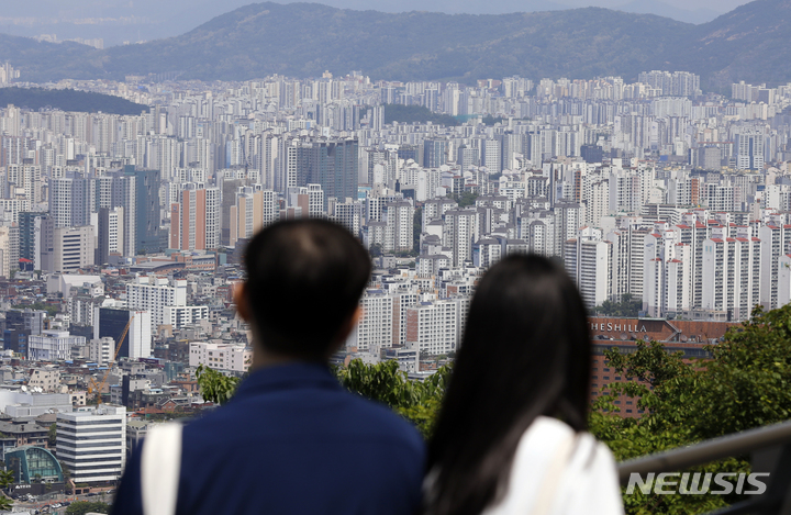 [서울=뉴시스] 고승민 기자 = 부동산R114가 국토교통부 실거래가 자료를 통해 올해 1,2월과 3,4월 거래가격을 비교한 결과 서울지역 아파트 전세 41.4%가 거래 금액이 오른 것으로 알려진 14일 서울 남산에서 관광객 및 시민들이 서울시내 아파트를 바라보고 있다. 2023.05.14. kkssmm99@newsis.com