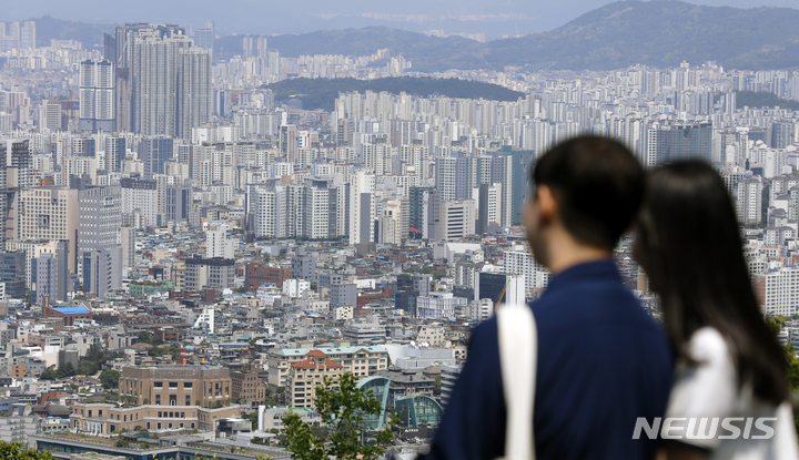 [서울=뉴시스] 고승민 기자 = 부동산R114가 국토교통부 실거래가 자료를 통해 올해 1,2월과 3,4월 거래가격을 비교한 결과 서울지역 아파트 전세 41.4%가 거래 금액이 오른 것으로 알려진 14일 서울 남산에서 관광객 및 시민들이 서울시내 아파트를 바라보고 있다. 2023.05.14. kkssmm99@newsis.com