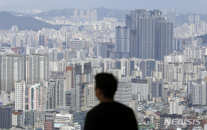 [서울=뉴시스] 고승민 기자 = 부동산R114가 국토교통부 실거래가 자료를 통해 올해 1,2월과 3,4월 거래가격을 비교한 결과 서울지역 아파트 전세 41.4%가 거래 금액이 오른 것으로 알려진 14일 서울 남산에서 관광객 및 시민들이 서울시내 아파트를 바라보고 있다. 2023.05.14. kkssmm99@newsis.com