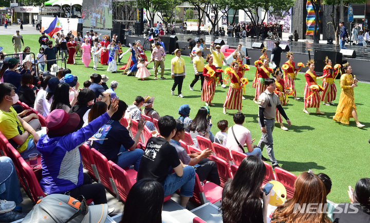 [대구=뉴시스] 대구 중구 국채보상로 일대에서 열린 '파워풀 대구 페스티벌'에서 거리퍼레이드가 펼쳐지고 있다. (사진=뉴시스 DB). photo@newsis.com 