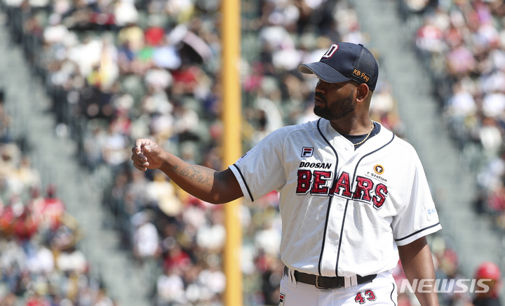 [서울=뉴시스] 김근수 기자 = 14일 서울 송파구 잠실야구장에서 열린 2023 KBO리그 두산 베어스와 KIA 타이거즈의 경기, 4회 초 기아 타이거즈 공격, 2사 주자 1,3루 상황에서&nbsp; 두산 선발투수 알칸타라가 기아 타이거즈 박찬호를 외야 플라이로 아웃시키자 기뻐하고 있다. 2023.05.14. ks@newsis.com