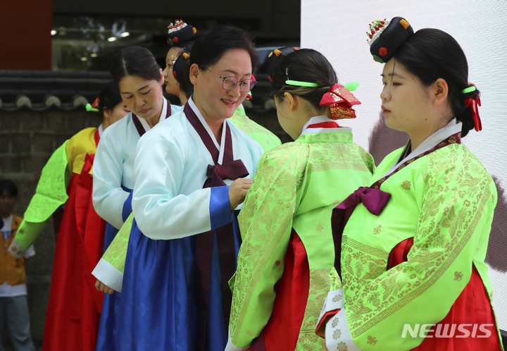 [서울=뉴시스] 최진석 기자 = 성년의날을 하루 앞둔 14일 오후 서울 중구 덕수궁 돌담길에서 열린 '전통 성년례'에서 올해 성년을 맞은 학생들이 의복을 차려입고 있다. 2023.05.14. myjs@newsis.com