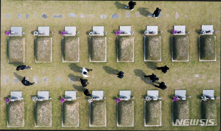 [광주=뉴시스] 변재훈 기자 = 5·18민주화운동 43주기를 나흘 앞둔 14일 오후 광주 북구 운정동 국립5·18민주묘지에서 헌화를 마친 참배객들이 열사 묘역으로 향하고 있다. 2023.05.14. wisdom21@newsis.com